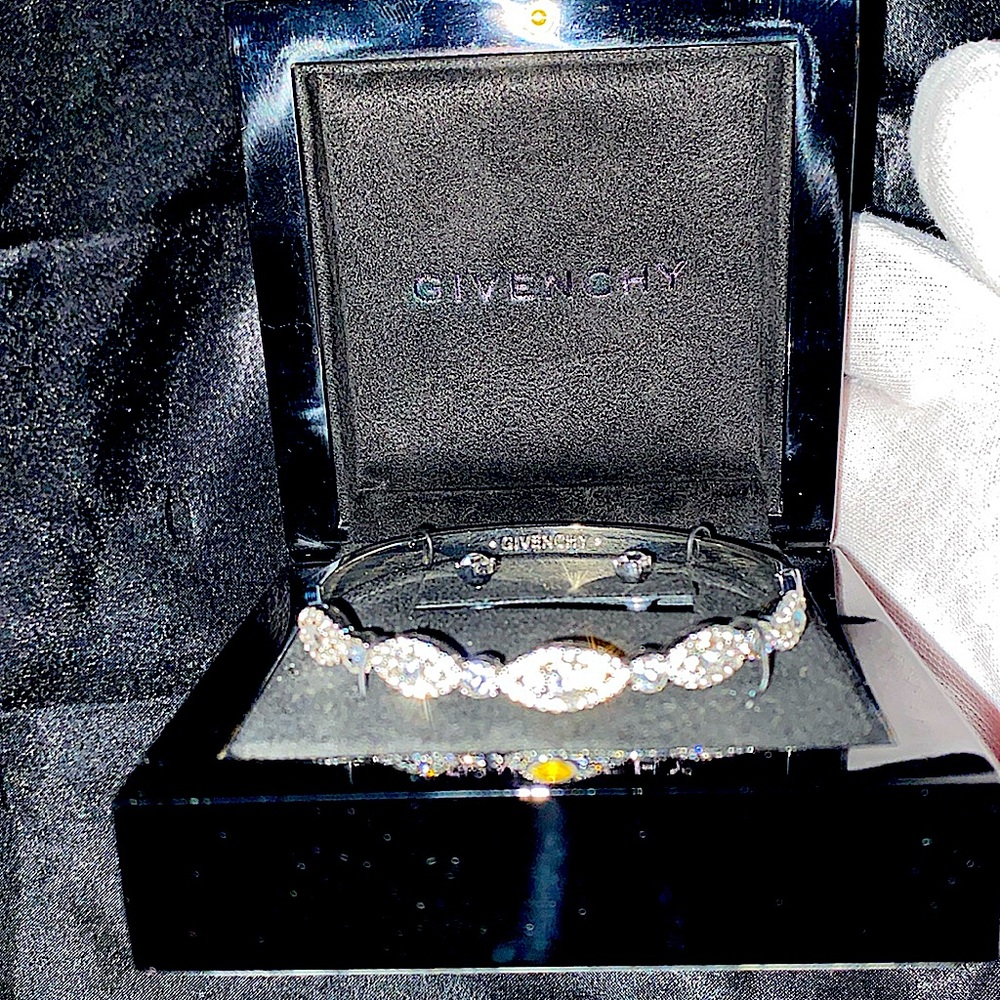 ✨Givenchy- ‘Evil Eye’ Oval cut Bangle Bracelet & Crystal Stud Earrings Set ✨NWT✨ - Picture 7 of 14